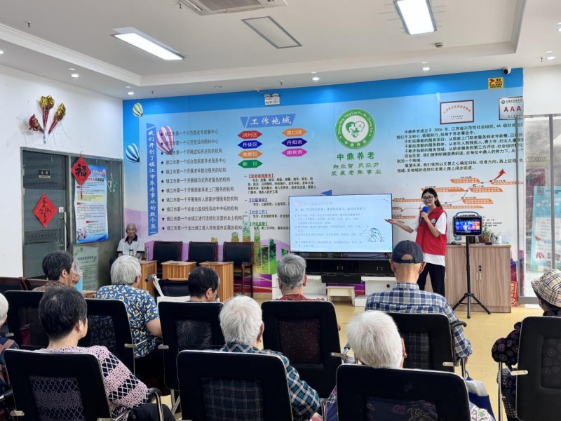"健康相伴 乐享万年"老年人夏季养生健康讲座开讲啦